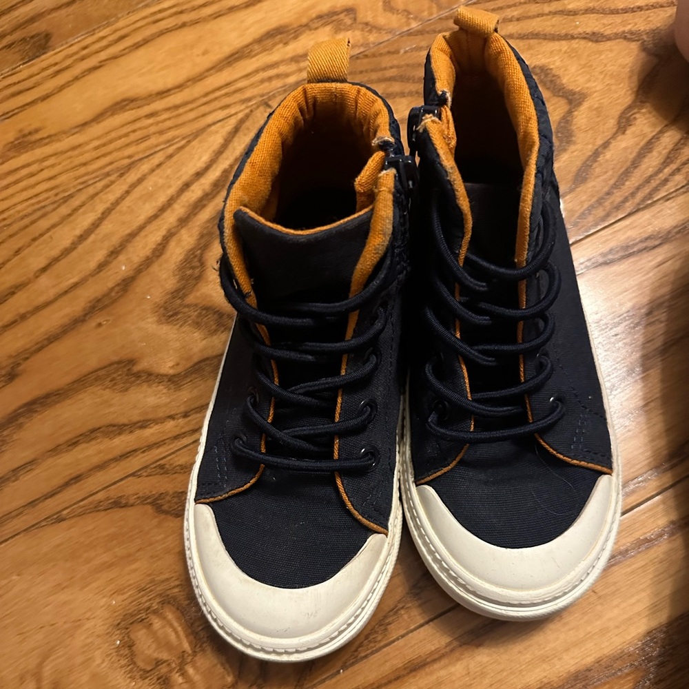 Boys old navy shoes - size 9